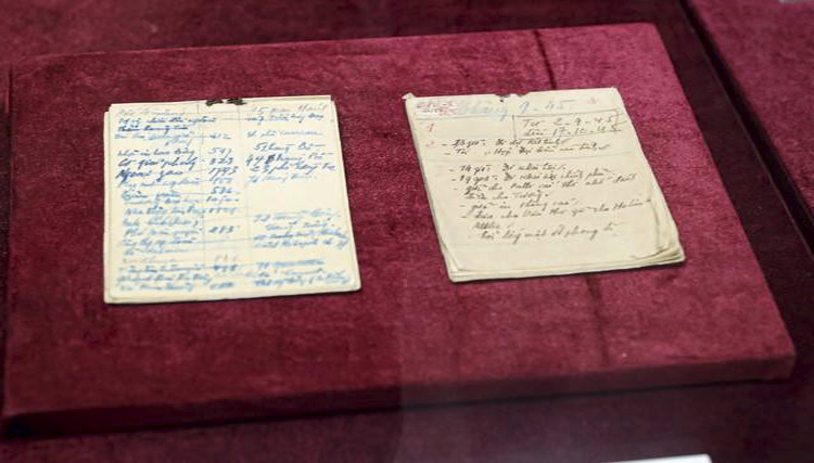 Đặc biệt, triển lãm lần đầu tiên trưng bày giới thiệu cuốn sổ tay của Văn phòng Phủ Chủ tịch ghi công việc hàng ngày của Chủ tịch Hồ Chí Minh từ ngày 2-9-1945 - 17-10-1945. 