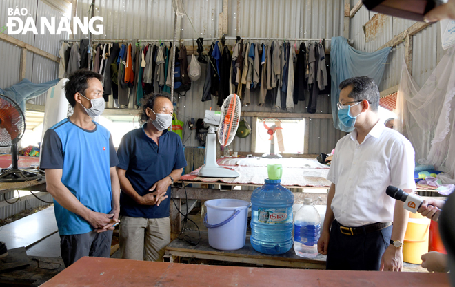 Da Nang Party Committee Deputy Secretary Nguyen Van Quang (right) visiting workers staying in the construction site of a project in Hoa Xuan Ward, Cam Le District