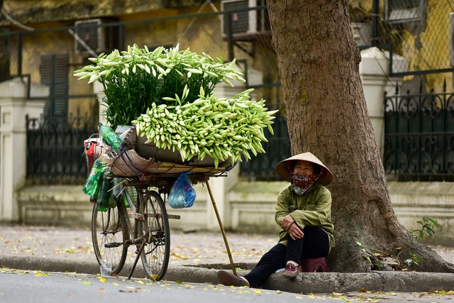 Nỗi nhọc nhằn của một người bán hàng rong trên phố Hà Nội