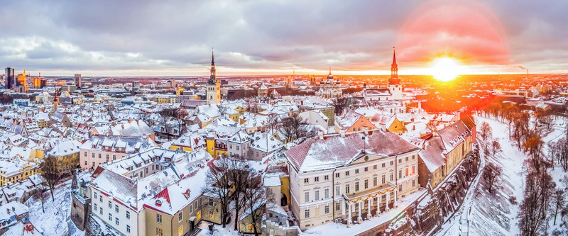 Estonia: là quốc gia Bắc Âu nhỏ bé tiếp giáp với Nga, Latvia và Phần Lan nổi tiếng với khung cảnh thơ mộng, cổ kính. Khi Christopher Nolan cùng ekip làm phim của TENET ghé thủ phủ Tallinn xinh đẹp vào tháng 6 năm 2019, cả thành phố cổ đã có một dịp “tưng bừng”