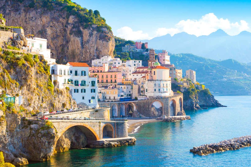 Italy: Cảnh phim các nhân vật do John David Washington, Elizabeth Debicki, và Kenneth Branagh thủ vai ngồi trên du thuyền mà khán giả thấy trong trailer được quay tại bờ biển thiên đường Amalfi của Ý.