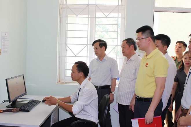 Ông Lý Minh Tuấn – Giám đốc Quỹ Thiện Tâm (thuộc Tập đoàn Vingroup) trực tiếp kiểm tra công tác vận hành hệ thống loa phát thanh hiện đại.