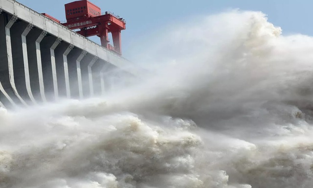 Do mưa lớn kéo dài, nhiều thủy điện của Trung Quốc bắt buộc phải xả lũ. (Ảnh: Reuters).