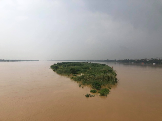 Trưa nay 20-8, nước sông Hồng dâng cao. Hình ảnh bãi giữa sông Hồng (Long Biên, Hà Nội) nước dâng mênh mông.