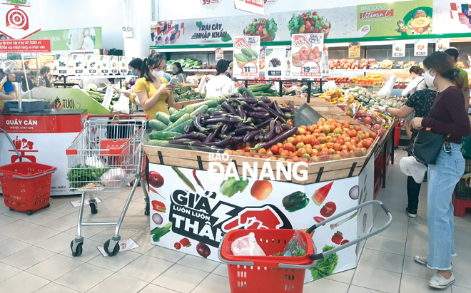 Shoppers at the BigC Mall in the evening of 16 August