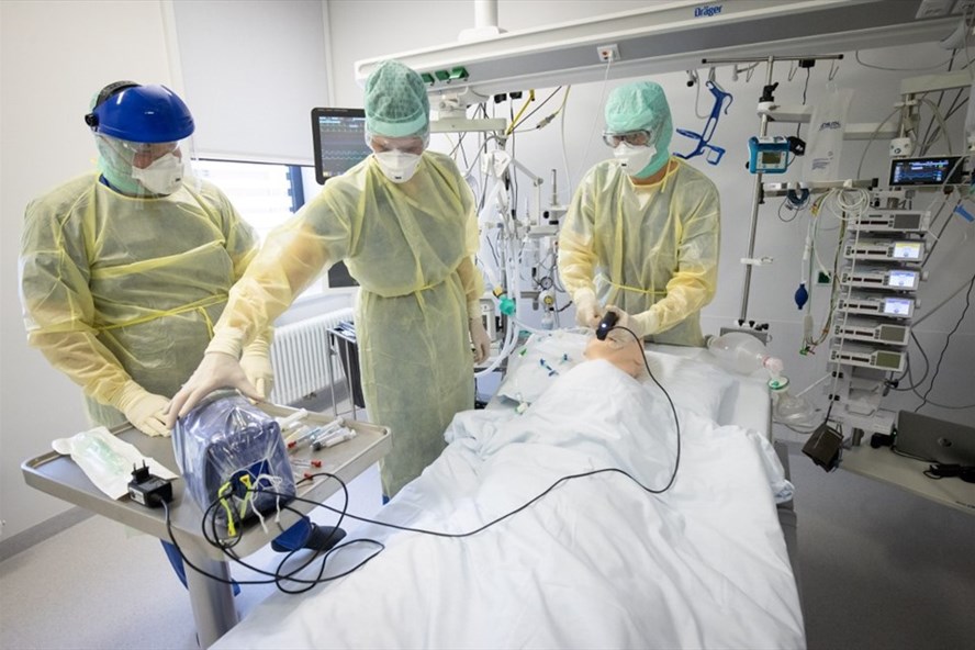 Nhân viên y tế đang chỉ dẫn cách đặt nội khí quản cho bệnh nhân tại phòng chăm sóc đặc biệt của trung tâm y tế đại học Schleswig-Holstein (UKSH) vào ngày 19.8 Kiel, Đức. Ảnh: AFP.