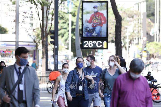 Người dân đeo khẩu trang phòng lây nhiễm COVID-19 tại Sao Paulo, Brazil. Ảnh: THX/TTXVN