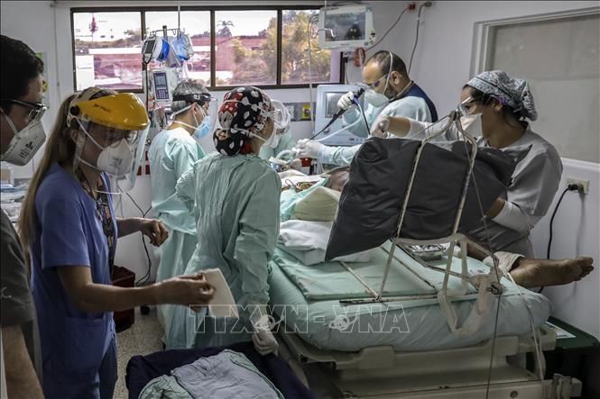 Điều trị cho bệnh nhân tại bệnh viện ở Medellin, Colombia ngày 13/8. Ảnh: AFP/TTXVN