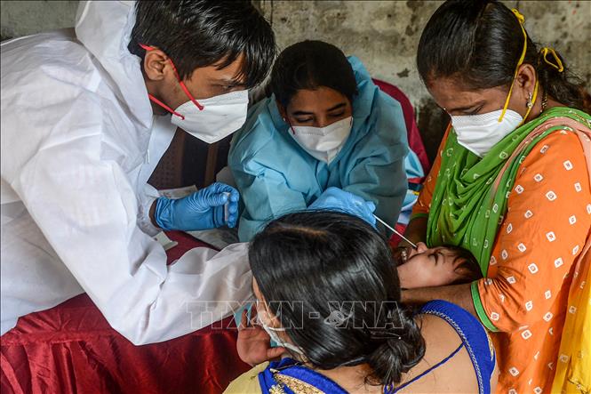 Nhân viên y tế lấy mẫu xét nghiệm COVID-19 tại Mumbai, Ấn Độ ngày 19/8. Ảnh: AFP/TTXVN