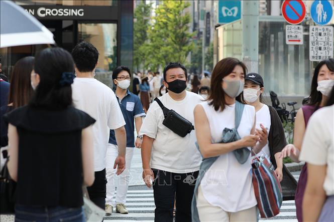 Người dân đeo khẩu trang phòng lây nhiễm COVID-19 tại Tokyo, Nhật Bản. Ảnh: THX/TTXVN