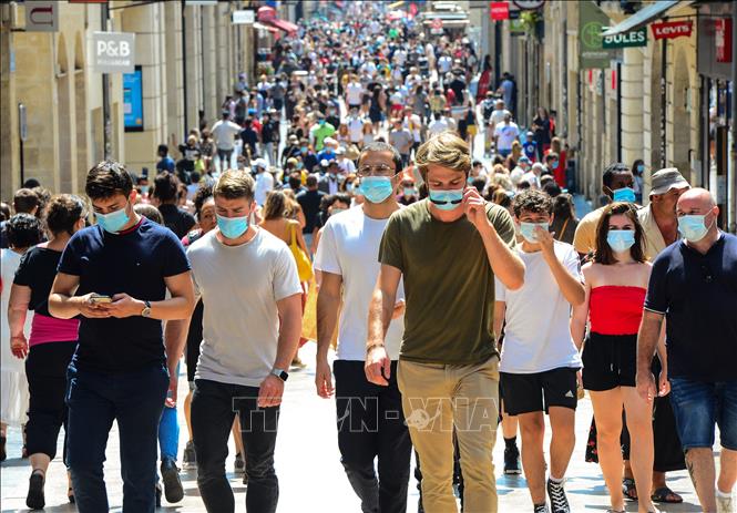 Người dân đeo khẩu trang phòng lây nhiễm COVID-19 tại Bordeaux, Pháp. Ảnh: AFP/TTXVN