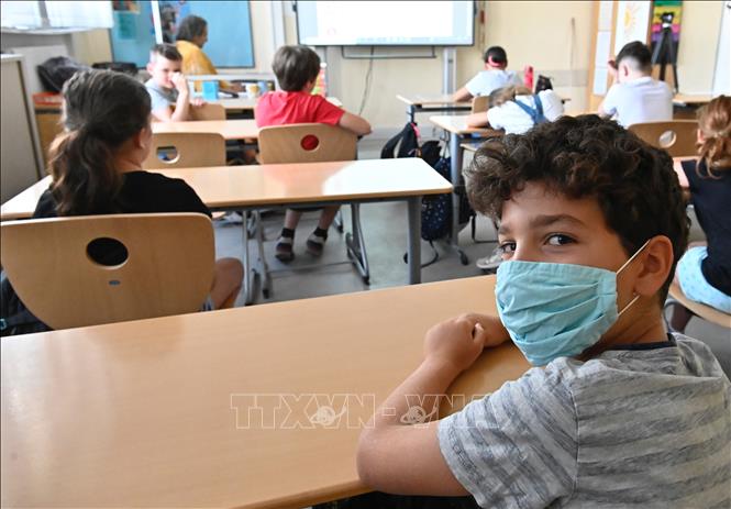 Học sinh đeo khẩu trang phòng lây nhiễm COVID-19 tại trường học ở Tây Berlin, Đức, ngày 10/8/2020. Ảnh: AFP/TTXVN