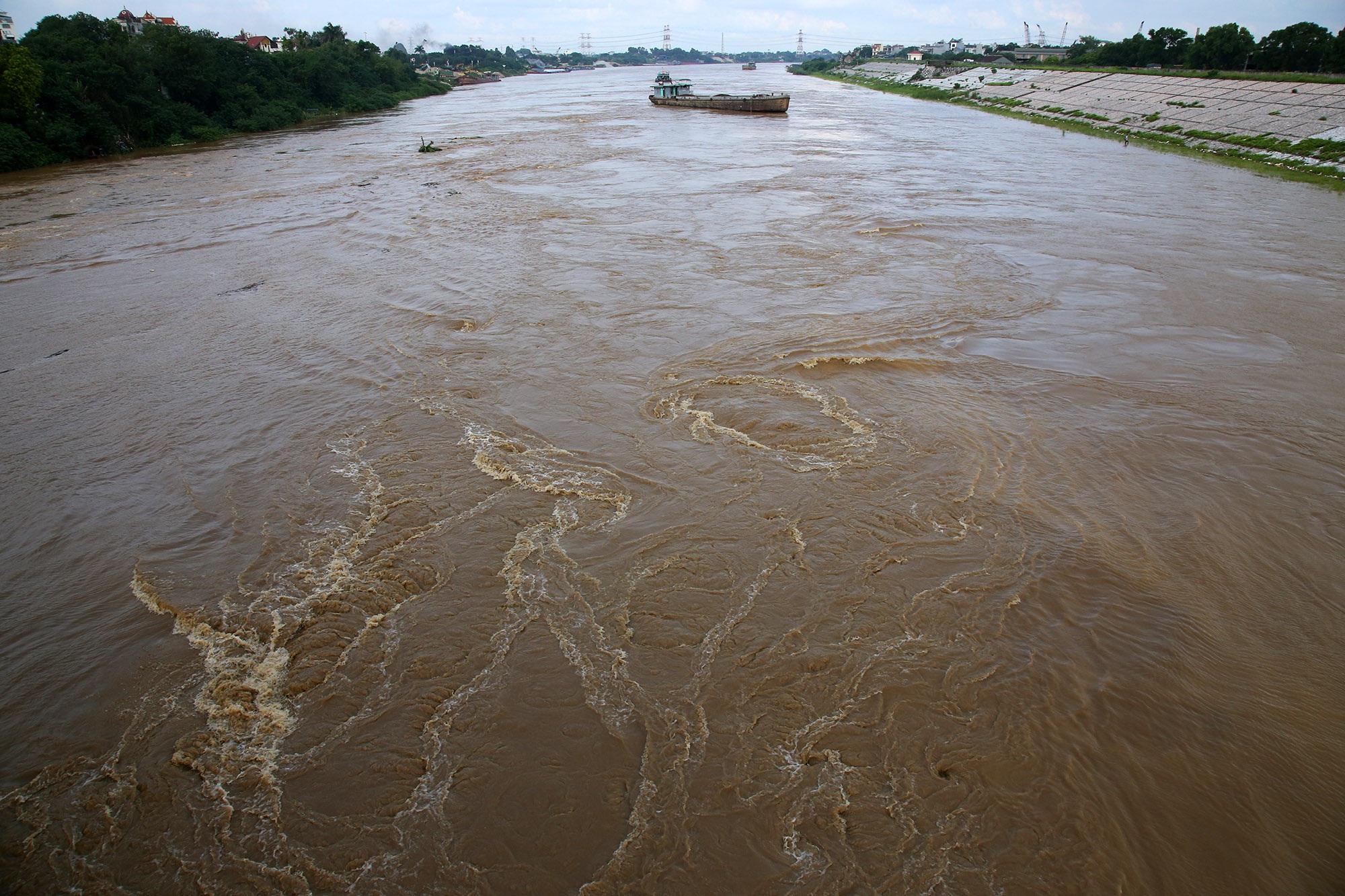 Sông Đuống ở điểm cầu Đuống nước dâng cao, dòng chảy cuồn cuộn, nhiều chỗ nước xiết nhìn dòng chảy như đang vượt qua ghềnh thác.