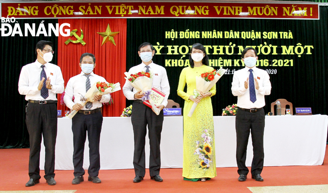 Ông Hoành Sơn Trà (thứ 2 trái sang) được bầu giữ chức Chủ tịch UBND quận Sơn Trà và bà Trần Thị Thanh Tâm (thứ 2 phải sang) được bầu giữ chức Chủ tịch HĐND quận Sơn Trà khóa X. ẢNh: TRỌNG HUY