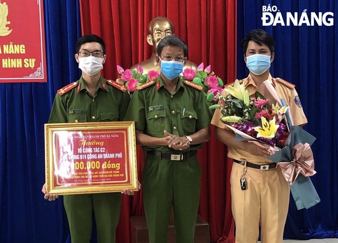 Đại tá Lê Ngọc Hai, Phó Giám đốc Công an thành phố Đà Nẵng (đứng giữa) thưởng nóng tổ công tác C2-911