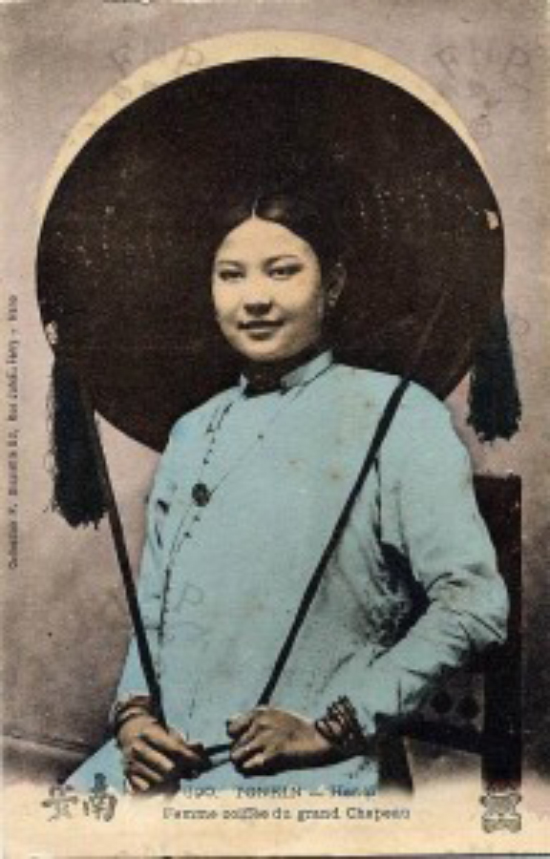 Phụ nữ Hà Nội đầu thế kỷ XX đội nón quai thao. (Ảnh tư liệu)