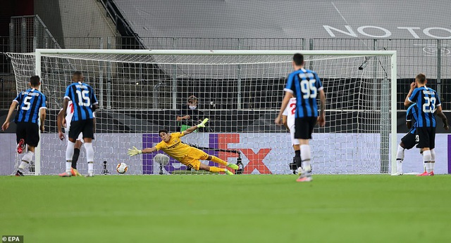 Lukaku đá thành công phạt đền mở tỷ số cho Inter Milan