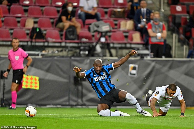 Lukaku trở thành tội đồ với tình huống đá phản lưới nhà khiến Inter thua 2-3