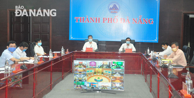 Municipal Party Committee Deputy Secretary Nguyen Van Quang (left) andmunicipal People's Committee Vice Chairman Tran Van Mien participating the Friday eleconference chaired by Prime Minister Nguyen Xuan Phuc 