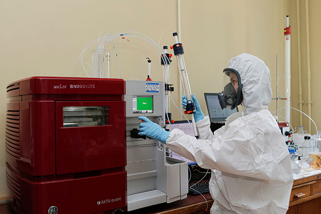 Bên trong phòng thí nghiệm tại Viện Nghiên cứu miễn dịch học và vi sinh học Gamaleya ở Moscow. Ảnh: Reuters