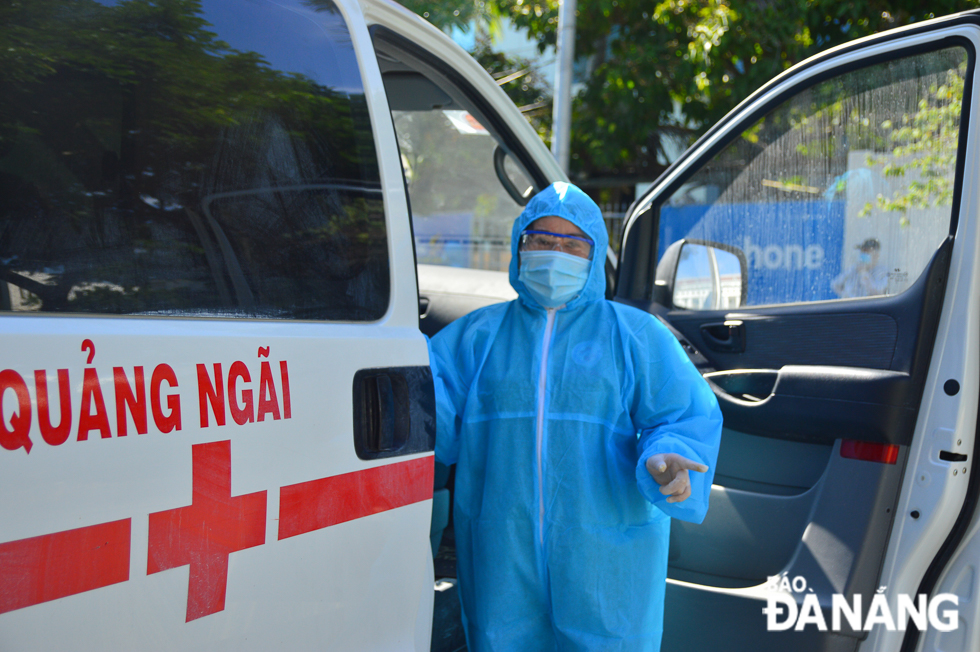 Xe y tế của Bệnh viện Đa khoa tỉnh Quảng Ngãi đi cùng đoàn để hỗ trợ trong các trường hợp công dân có vấn đề về sức khỏe. Ảnh: XUÂN SƠN