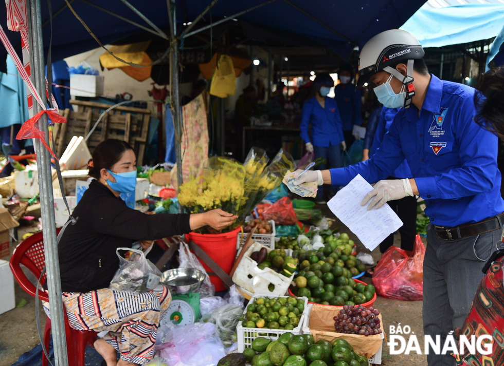 Hoa Tien Commune’s Youth Union members buying foods as demanded by residents in the Yen Ne 2 barricaded hamlet