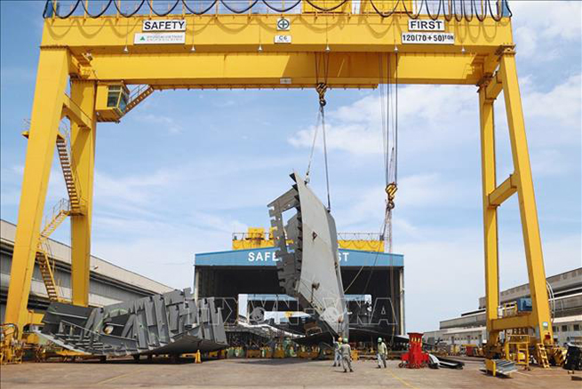  Đóng mới tàu chở hàng tại Công ty TNHH đóng tàu Hyundai Việt Nam. Ảnh: Tiên Minh/TTXVN
