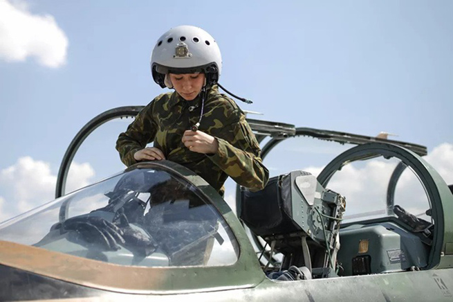 Các nữ học viên tại đây đã tham gia các khóa huấn luyện cất và hạ cánh, vận hành và điều khiển máy bay. Trong ảnh: Một nữ học viên chuẩn bị cho chuyến bay huấn luyện đầu tiên trên máy bay L-39 Albatross tại sân bay Kushchevskaya ở vùng Krasnodar.