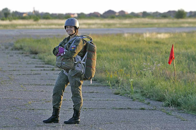 Một nữ phi công quân sự tương lai trong bài tập hạ cánh từ trực thăng Mi-8 xuống mặt đất từ độ cao 800 mét.