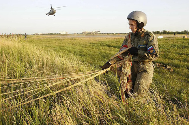 Các nữ phi công tương lai huấn luyện hạ cánh từ trực thăng Mi-8, mô phỏng kịch bản thoát hiểm khẩn cấp khỏi máy bay.