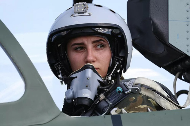 Một nữ học viên chuẩn bị bay huấn luyện.