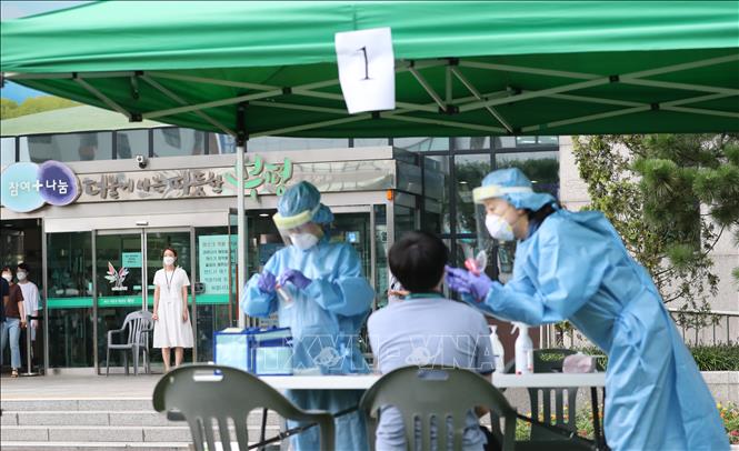 Lấy mẫu xét nghiệm COVID-19 tại Incheon, phía Tây Seoul, Hàn Quốc ngày 22/8/2020. Ảnh: YONHAP/TTXVN