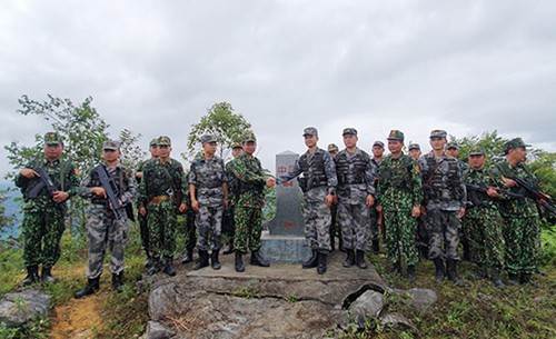 Bộ đội Biên phòng Việt Nam - Trung Quốc tuần tra song phương trên biên giới đất liền (Ảnh: QĐND)