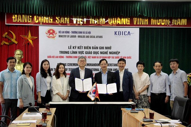 At the signing ceremony (Source: http://gdnn.gov.vn/)