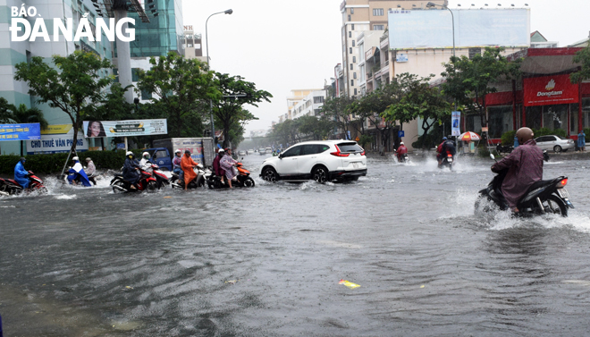 In recent years, the intersection of Nguyen Van Linh and Hoang Hoa Tham streets has been flooded in rainy seasons due to delays in the construction of an anti-flood pumping station at the end of Ong Ich Khiem Street.