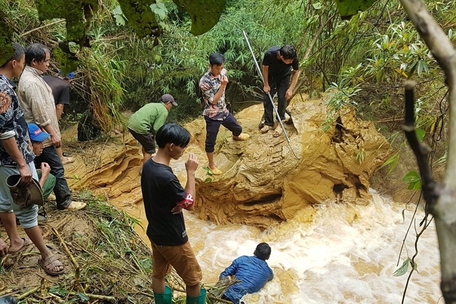 Tìm người bị mất tích do bị lũ lớn cuốn ngã xuống suối. Ảnh: Quảng Việt.