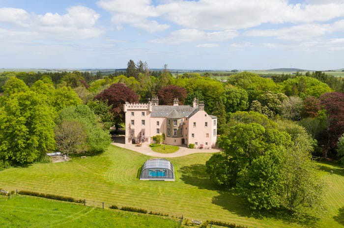Lâu đài nằm trong một công viên ở Scotland với màu hồng đào xinh đẹp đang được rao bán với giá gần 2 triệu bảng Anh.