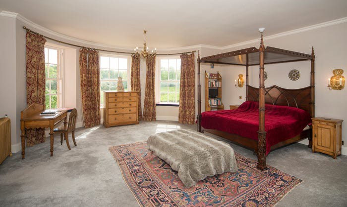 Một phòng ngủ khác mang phong cách cổ điển, ấm áp.