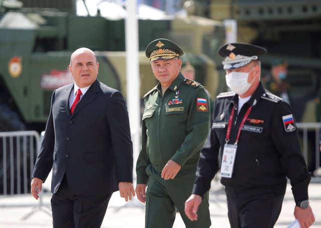 Thủ tướng Nga Mikhail Mishustin (trái) và Bộ trưởng quốc phòng Nga Sergei Shoigu (giữa) tới tham dự lễ khai mạc Diễn đàn kỹ thuật quân sự quốc tế (Army 2020) tại Trung tâm triển lãm và hội nghị Patriot ở ngoại ô thủ đô Moscow (Nga) chiều ngày 23/8.