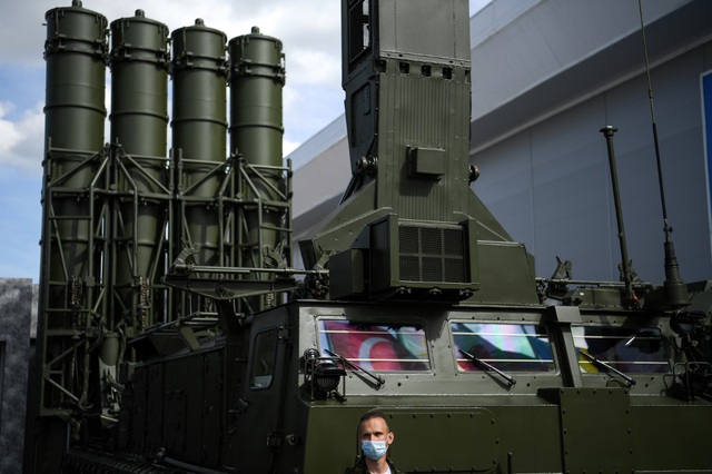 Hệ thống tên lửa phòng không Antey-4000 của Nga được trưng bày tại triển lãm.