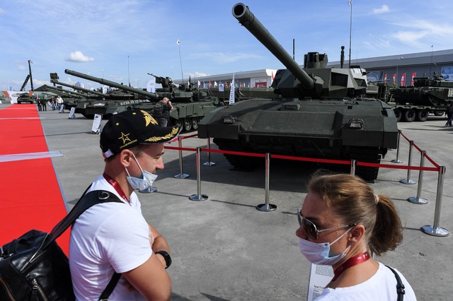 Các du khách đứng gần xe tăng T-14 Armata của Nga được trưng bày tại khu triển lãm Patriot.