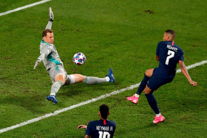 Thủ môn Manuel Neuer thể hiện phong độ cực cao khi cản phá luôn cả tình huống đối mặt trong tư thế việt vị của Kylian Mbappe ở cuối trận.