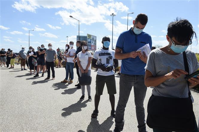 Người dân thực hiện giãn cách xã hội khi xếp hàng lấy mẫu xét nghiệm COVID-19 tại Parc Manceau, Le Mans, Pháp ngày 21/8/2020. Ảnh: AFP/TTXVN
