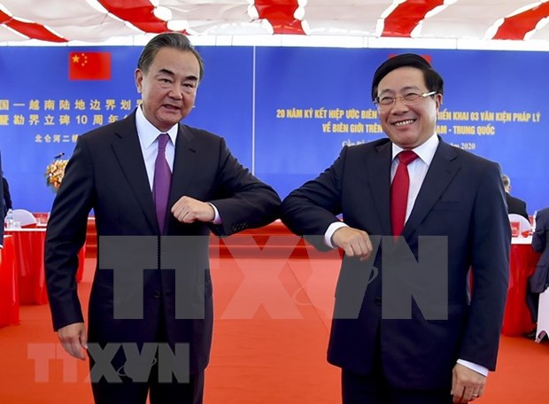 Deputy PM and FM Pham Binh Minh (right) and Chinese State Counsellor and FM Wang Yi on August 23 co-chair a ceremony to mark the 20th anniversary of the signing of the Vietnam-China Land Border Treaty. (Photo: VNA)