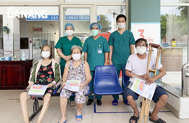 The recovered patients discharged from the Hoa Vang Field Hospital
