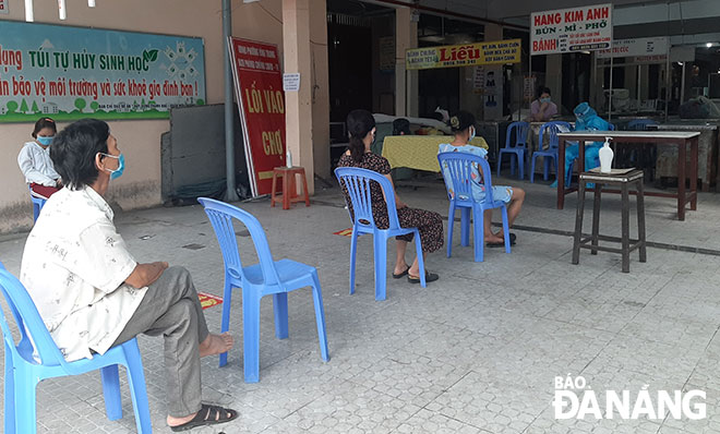 More than 150 people living around Thanh Khe District-based Tan Lap Market had their swab samples taken for coronavirus testing on 22 August
