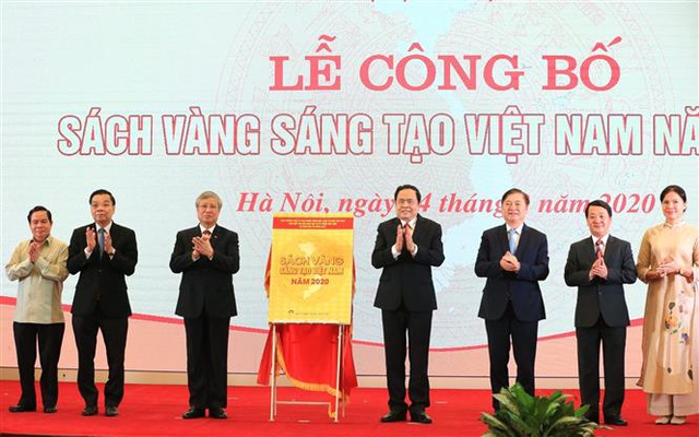 Thường trực Ban Bí thư cùng lãnh đạo UB Trung ương MTTQ Việt Nam, lãnh đạo Bộ Khoa học và Công nghệ công bố Sách vàng sáng tạo năm 2020.