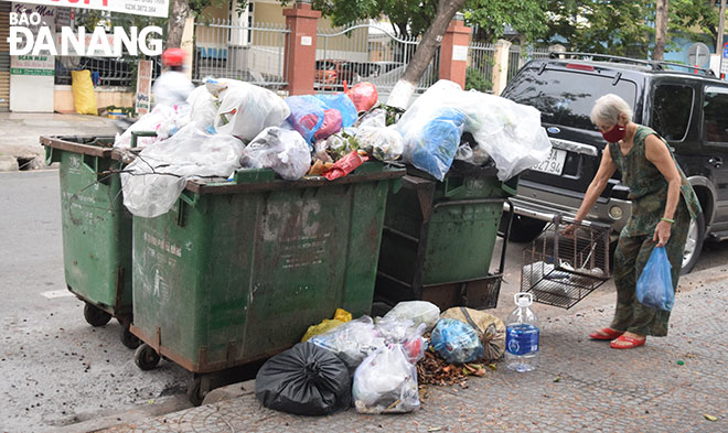 Người dân ở đường Phan Châu Trinh đổ rác trước giờ thu gom nên có rất nhiều rác trên đường.  Ảnh: HOÀNG HIỆP