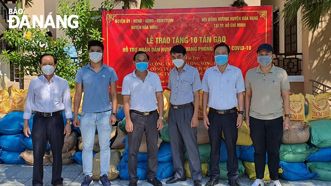 Hội đồng hương huyện Hòa Vang tại Thành phố Hồ Chí Minh trao 11 tấn gạo ủng hộ quê nhà chống dịch đợt 1. Ảnh: HẢI ÂU	