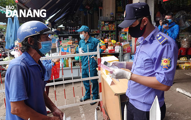 Checking shopping coupons at the Hoa Cuong wholesale market